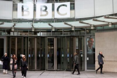 Crise na BBC: diretor-geral e chefe de reportagem deixam cargos após polêmica com documentário sobre Trump