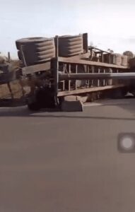 Carreta tomba e carga de carvão é saqueada na BR-222, entre Vitória do Mearim e Igarapé do Meio