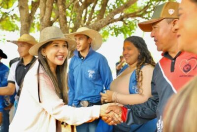 Bruna Pessoa prestigia tradicional cavalgada em Olho d’Água das Cunhãs