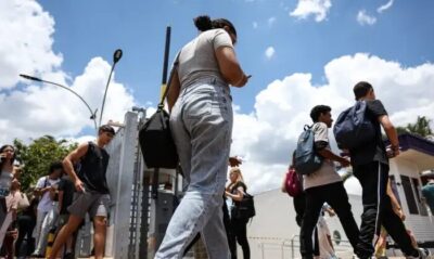 No DF, candidatos do Enem chegam cedo sob sol forte e ansiedade