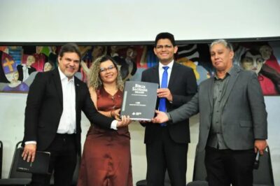 Assembleia sedia entrega simbólica da Bíblia em Braille e capacitações sobre acolhimento e inclusão social