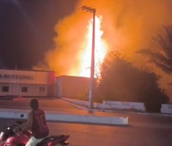 Grande incêndio consome vegetação no entorno da Prefeitura de São Benedito do Rio Preto