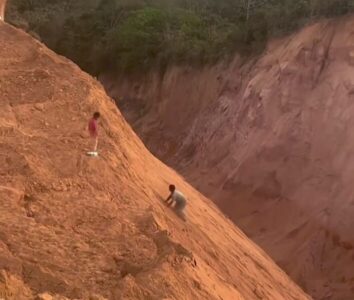 Crianças são flagradas brincando em voçoroca em Buriticupu e imagens mostram perigo
