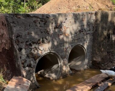 Prefeitura de Bequimão substitui ponte de madeira por bueiras de concreto no povoado Monte Alegre