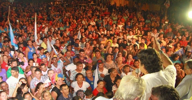 POPULAÇÃO DE COLINAS FAZ HOMENAGEM A LOBÃO FILHO DURANTE COMÍCIO