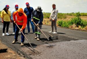 Deputados estaduais Ana do Gás, Fred Maia e João Batista vistoriaram a obra de requalificação da MA-014, no trecho entre Vitória do Mearim e Pinheiro. A intervenção, executada pelo Governo do Estado