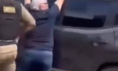 Os ladrões são vítimas dos que tem carro!!! Idoso se pendura em carro para impedir roubo e é arrastado por criminoso