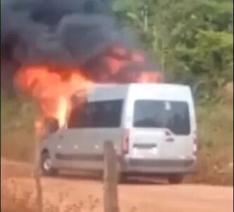 Van pega fogo entre Viana e Pedro do Rosário