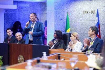 Governador Brandão é homenageado com a maior honraria da Justiça Eleitoral do Maranhão