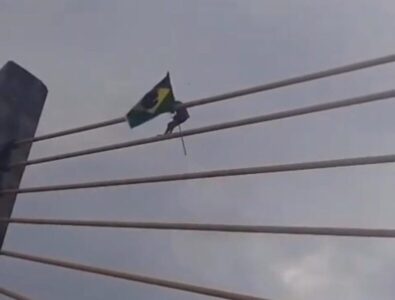 Vídeo mostra homem subindo em ponte de Imperatriz para fincar bandeira do Brasil