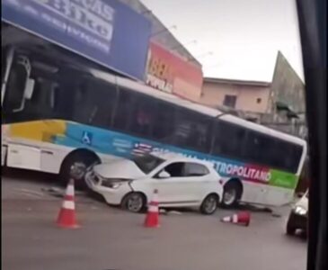 Carro colide com ônibus e invade loja no bairro Jardim América, em São Luís