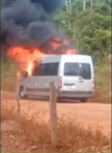 Van pega fogo entre Viana e Pedro do Rosário; passageiros escapam sem ferimentos
