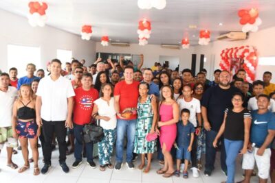 Felipe Camarão percorre Humberto de Campos e Primeira Cruz dialogando com a população