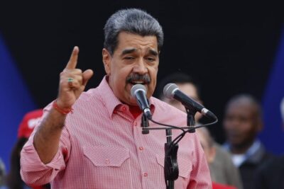 Maduro canta “Imagine” e pede paz aos EUA em meio à tensão militar no Caribe