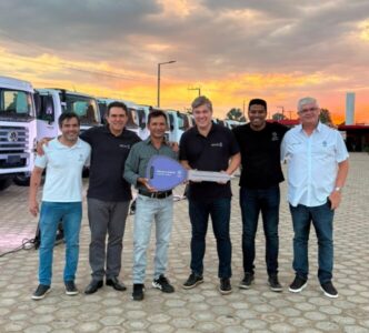 Grupo Mônaco celebra 25 anos da Friobom com entrega de 77 caminhões Volkswagen