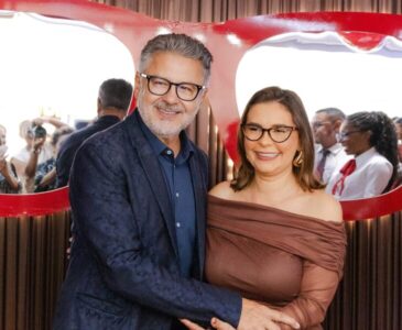 Óticas Diniz reinauguram lojas com presença de Arione Diniz