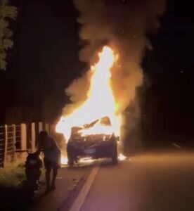 Populares incendeiam carro após acidente com morte na BR-226, em Jenipapo dos Vieiras