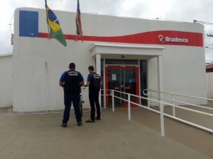 Câmeras flagram o momento em que assaltantes invadem Bradesco, desarmam seguranças e roubam agência em Arari