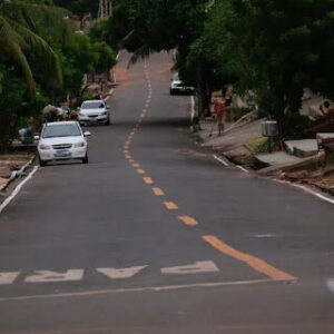 Prefeito Léo Cunha entrega asfalto nas ruas Bandeirantes I e III após anos de descaso