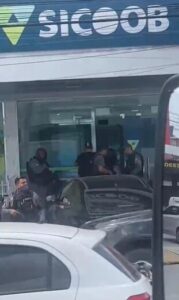 Assaltantes invadem instituição financeira na Cohab; CTA usa helicóptero para buscas