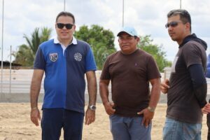 Prefeito Joãozinho Pavão vistoria obra de construção da Areninha Esportiva de Santa Helena