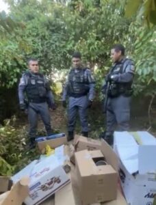 PM recupera carga roubada escondida em área de mata na Vila Embratel