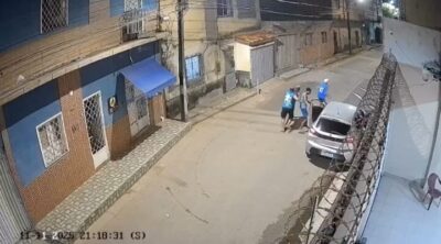 Imagens chocantes flagram cinco assaltantes atacando mulher e criança dentro de carro no Lira