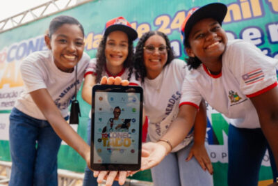 Estudantes da rede estadual em Pinheiro recebem tablets do programa Educação de Verdade