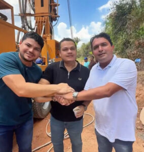 Deputados Guilherme Paz e Júnior Lourenço, ao lado do secretário Léo Paz, vistoriam perfuração de novo poço na Vila Cordeiro, em Dom Pedro