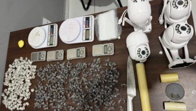 Polícia apreende mais de 400 porções de drogas em operação na Vila Ariri