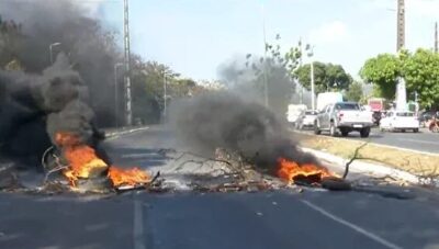 Avenida dos Africanos amanhece bloqueada por moradores em ato contra abandono de Braide