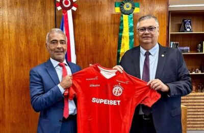 Filiado ao PL de Bolsonaro, Romário presenteia Flávio Dino