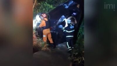 Mulher é resgatada após carro cair de ponte
