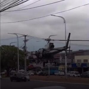 Helicóptero da Polícia pousa em avenida durante operação após assalto na Cohab em São Luís