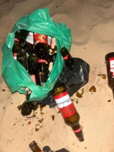 Garrafas de cerveja quebradas são encontradas no Morro da Ladeira, em Barreirinhas, e chamam atenção