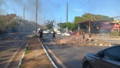 MORADORES FECHAM AVENIDA DOS AFRICANOS EM SÃO LUÍS.