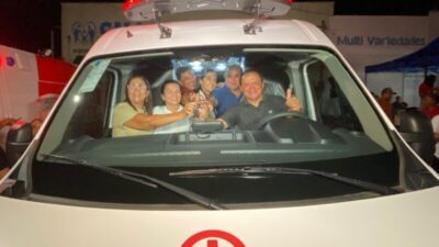 ANIVERSÁRIO DA CIDADE: Deputada Abigail presenteia Fernando Falcão com uma ambulância