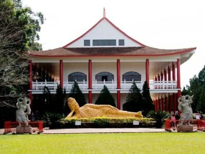 Templo Budista Chen Tien atrai turistas em Foz do Iguaçu