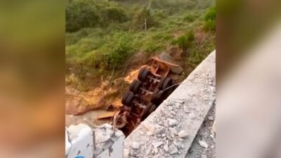 Carreta despenca de ponte e motorista fica preso nas ferragens