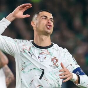 Técnico da Irlanda revela fala de CR7 após expulsão inédita