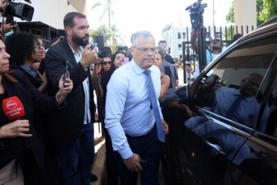 Defesa de Bolsonaro diz que tornozeleira humilha e nega plano de fuga