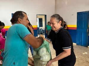 Luciana Leocádio realiza entrega de cestas básicas do Programa de Aquisição de Alimentos (PAA)