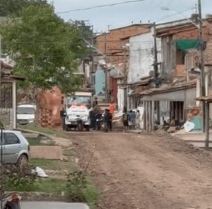 Morador usa geladeira para impedir avanço de obra e pede solução para problemas de alagamentos em Matinha