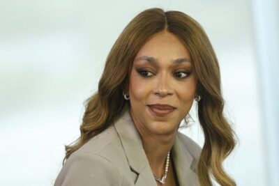 Erika Hilton acusa Nikolas Ferreira de usar celular perto de Bolsonaro