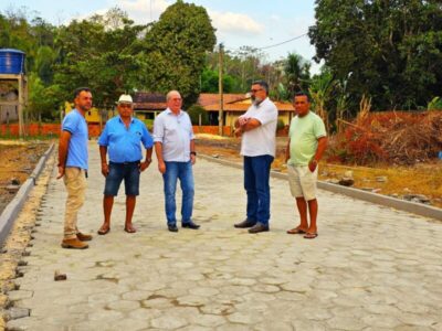 Hildo Rocha vistoria pavimentação no distrito do Leite, em Itapecuru-Mirim, obra assegurada por emenda de sua autoria