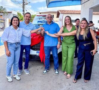 Com recursos próprios da prefeitura, Adriano Freitas entrega nova ambulância para a população de São Vicente Ferrer