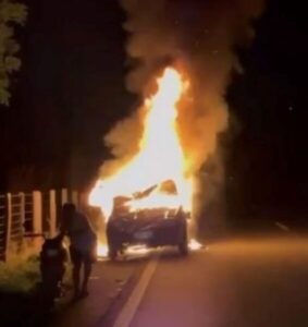 Carro é incendiado por moradores após acidente que deixou um morto em Jenipapo dos Vieiras