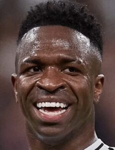 Ao lado de uma das mulheres mais belas do Brasil, Vinicius Júnior ganha status de galã