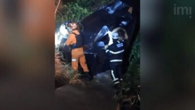 Carro cai de ponte em Timon, e mulher é salva por equipes de resgate