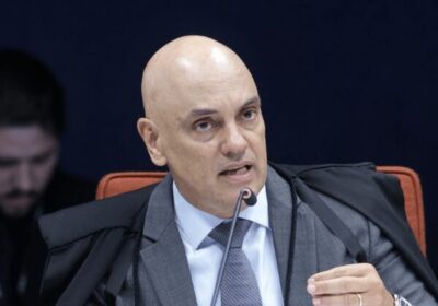 O ministro Alexandre de Moraes, do Supremo Tribunal Federal (STF), votou nesta sexta-feira (14) pelo recebimento da denúncia apresentada pela Procuradoria-Geral da República (PGR) contra o deputado federal Eduardo Bolsonaro (PL-SP), acusado de coação no curso do processo.  O caso está em análise pela Primeira Turma do STF, em plenário virtual, formato em que não há debates entre os ministros e os votos podem ser registrados ao longo de uma semana. Com a aposentadoria de Luiz Fux, participam do julgamento apenas Alexandre de Moraes (relator), Cristiano Zanin, Cármen Lúcia e Flávio Dino.  🔍 O que está sendo decidido agora?  Nesta etapa, o STF avalia se há indícios suficientes para abrir um processo criminal. Isso significa que a Corte não está julgando culpa, mas apenas se existem elementos mínimos apresentados pela PGR que justificam transformar o deputado em réu.  Se a maioria acompanhar Moraes, Eduardo Bolsonaro passará a responder formalmente ao processo.  📌 O que diz a denúncia?  De acordo com o procurador-geral da República, Paulo Gonet, Eduardo Bolsonaro teria utilizado sua rede de contatos com autoridades norte-americanas para pressionar o Supremo a encerrar investigações sobre tentativa de golpe de Estado sem qualquer condenação.  Segundo a PGR, essas ações configurariam tentativa de interferência indevida no andamento dos processos